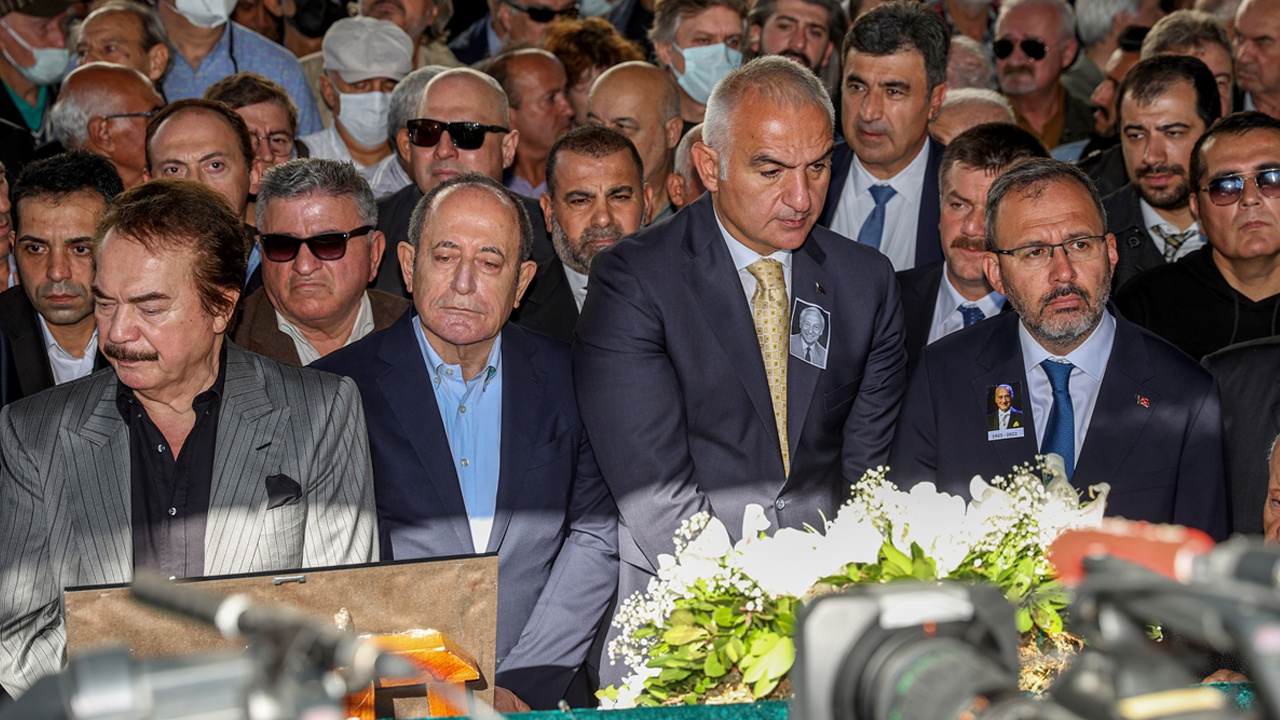 Halit Kıvanç'ın oğlundan Orhan Gencebay'a cenaze tepkisi! "Önde saf tutup gözüktüler, gittiler"