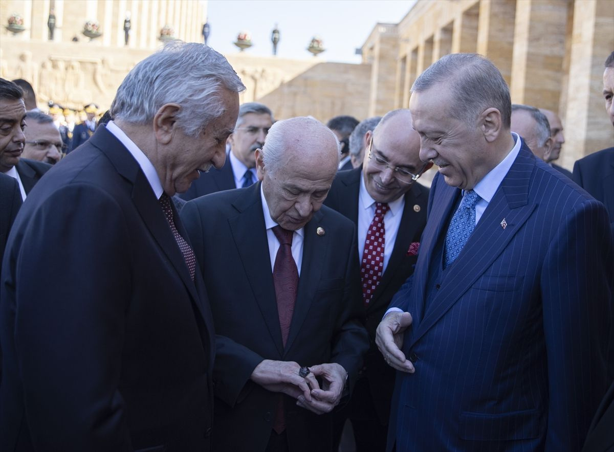 Anıtkabir'de yüzük sohbeti! Devlet Bahçeli'nin Erdoğan'a gösterdiği yüzüğün sırrı