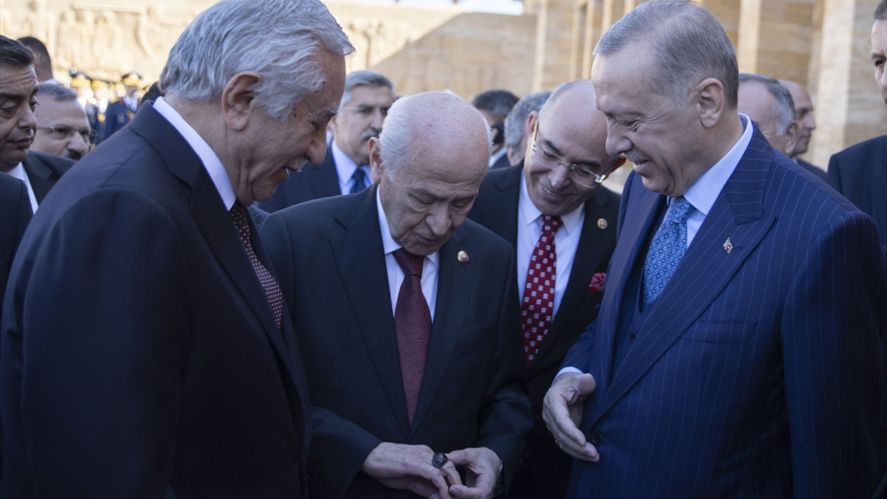 Anıtkabir'de yüzük sohbeti! Devlet Bahçeli'nin Erdoğan'a gösterdiği yüzüğün sırrı