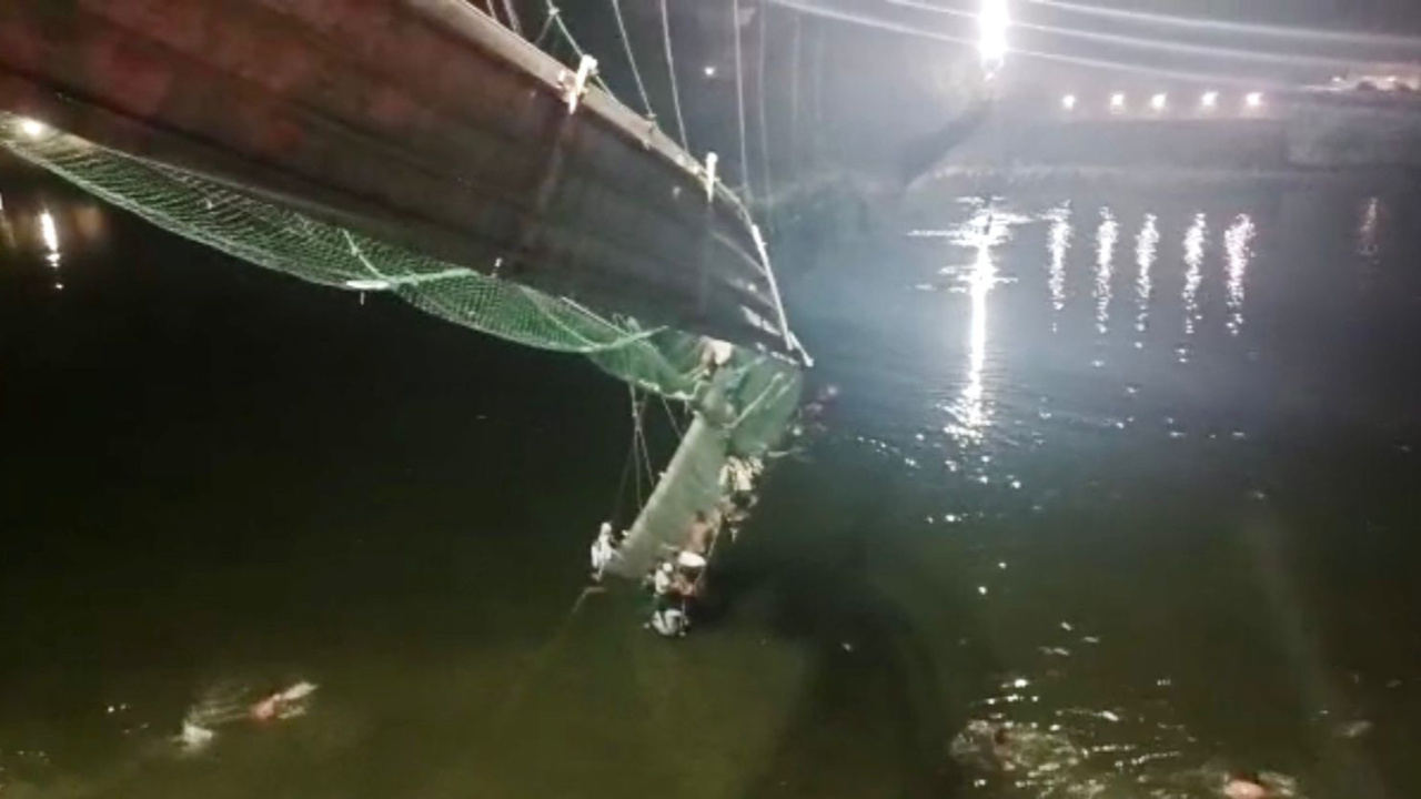 Hindistan’da asma köprü çöktü! Yüzlerce kişi nehre düştü: Çok sayıda ölü ve yaralı var