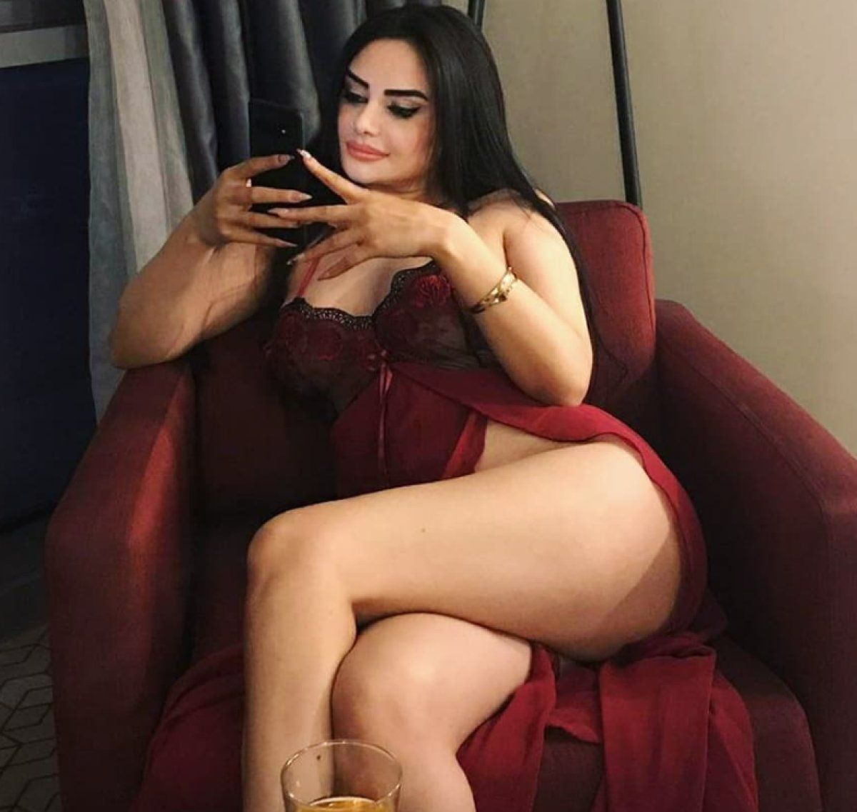 Gelin adayı Naz Mila'dan cüretkar paylaşım göğsüne takılan paraları gösterdi!