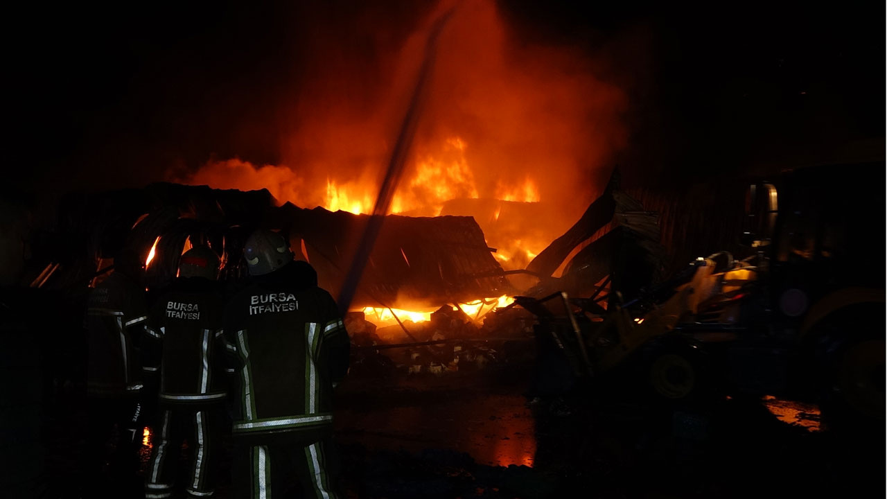 Bursa'da soğuk hava deposunda büyük yangın: 5 kişi yaralandı