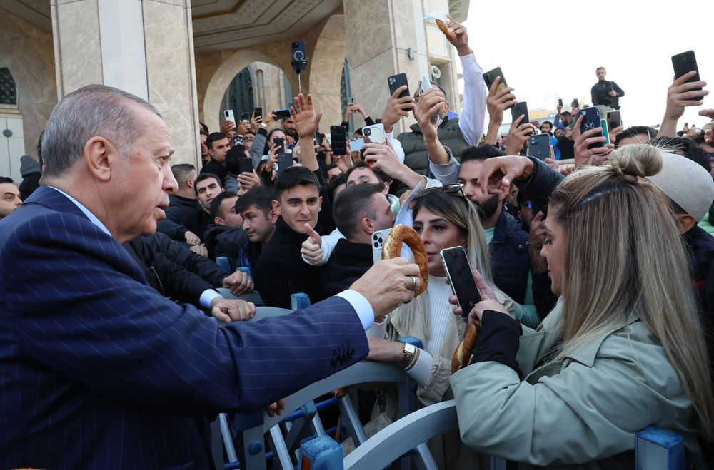 Cumhurbaşkanı Erdoğan, Taksim'de vatandaşlara simit ikram etti