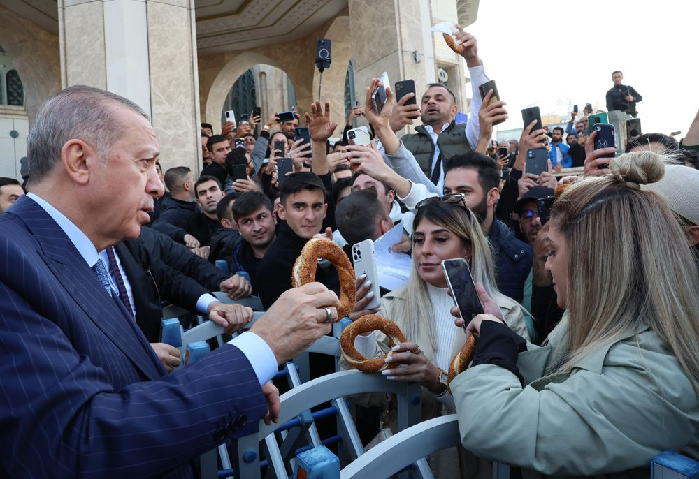 Cumhurbaşkanı Erdoğan, Taksim'de vatandaşlara simit ikram etti