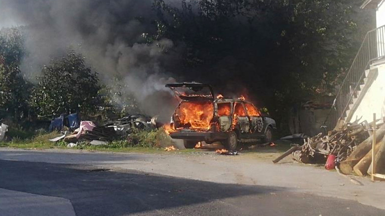 Kocaeli'de park halindeki otomobil alev alev yandı