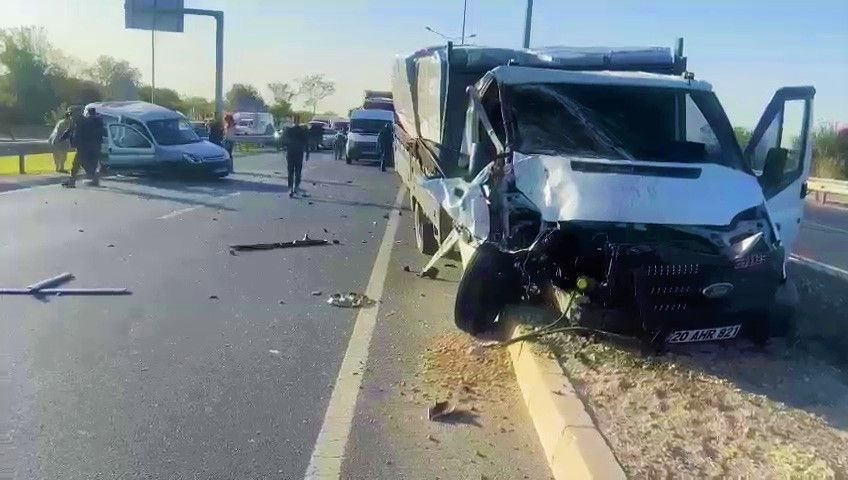 Denizli'de feci kaza! Sürücü araçta sıkıştı korkunç anlar görüntülendi