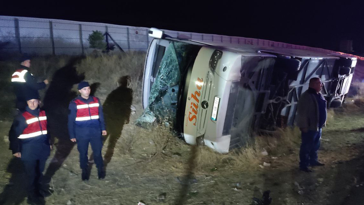 Yeniden Refah Partilileri taşıyan otobüs devrildi: Çok sayıda yaralı var!