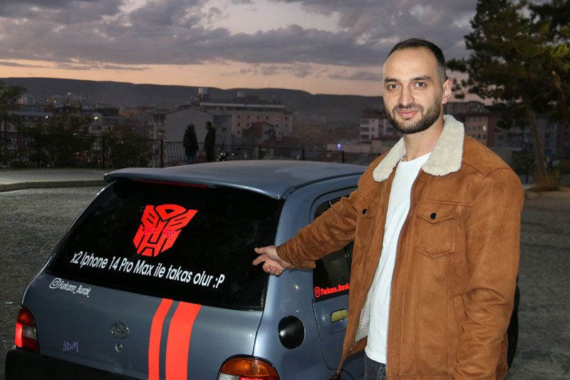 Sivas'ta aracının camına ’iki İphone 14 Pro Max ile takas olur’ ilanı astı teklifler gelmeye başladı