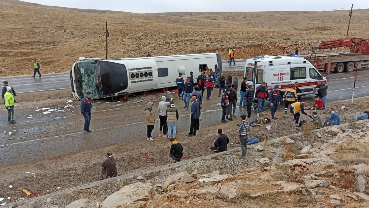 Sivas'ta göçmen faciası! Göçmen taşıyan otobüs devrildi çok sayıda ölü ve yaralı var