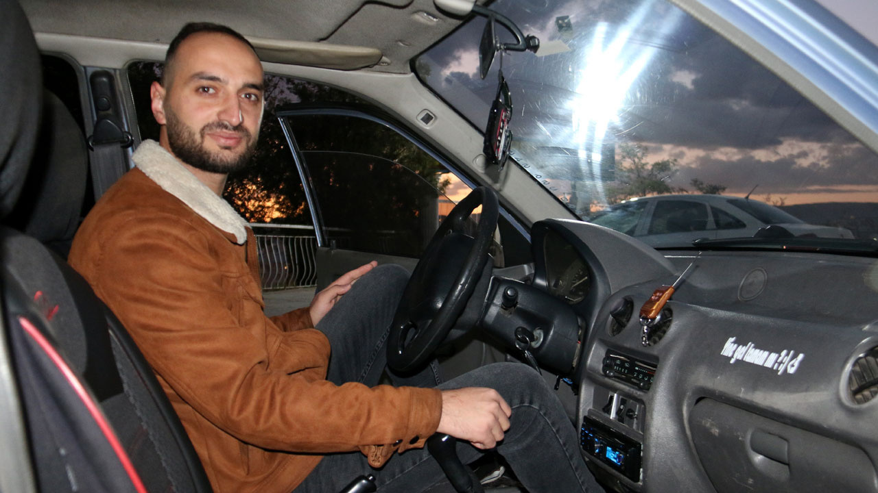 Sivas'ta aracının camına ’iki İphone 14 Pro Max ile takas olur’ ilanı astı teklifler gelmeye başladı