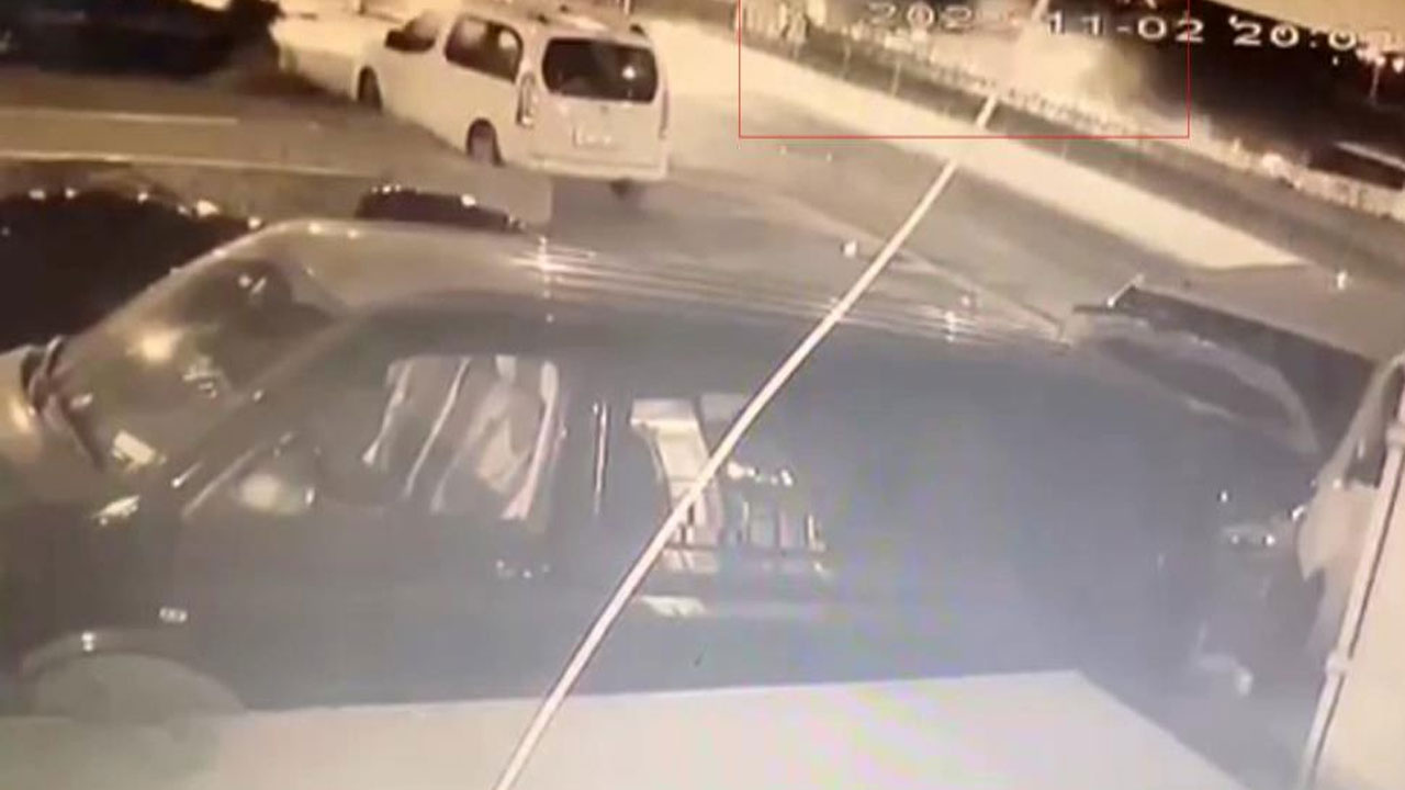 Sultangazi'den feci görüntü! Polis aracı kırmızı ışıkta çarptı yaşam mücadelesi veriyor