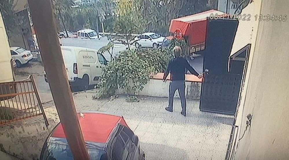 İstanbul’da freni boşalan kamyonet dehşet saçtı! Yokuş aşağı kaydı önüne çıkanı pert etti