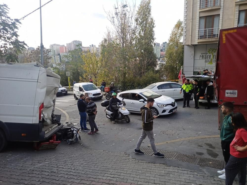İstanbul’da freni boşalan kamyonet dehşet saçtı! Yokuş aşağı kaydı önüne çıkanı pert etti