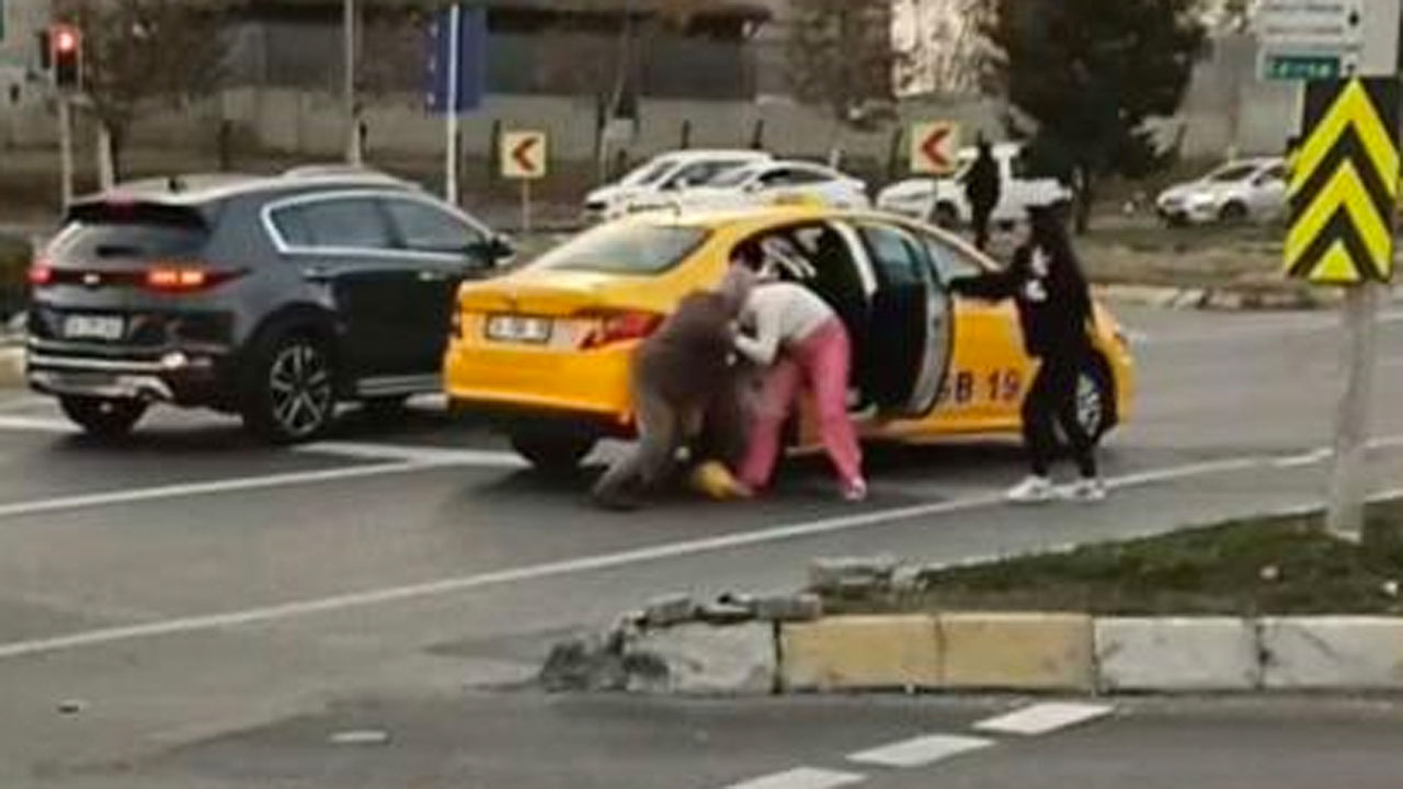 Taksici kadın müşteriyi araçtan indirip saçını çekti kafasına vurdu o anlar kamerada