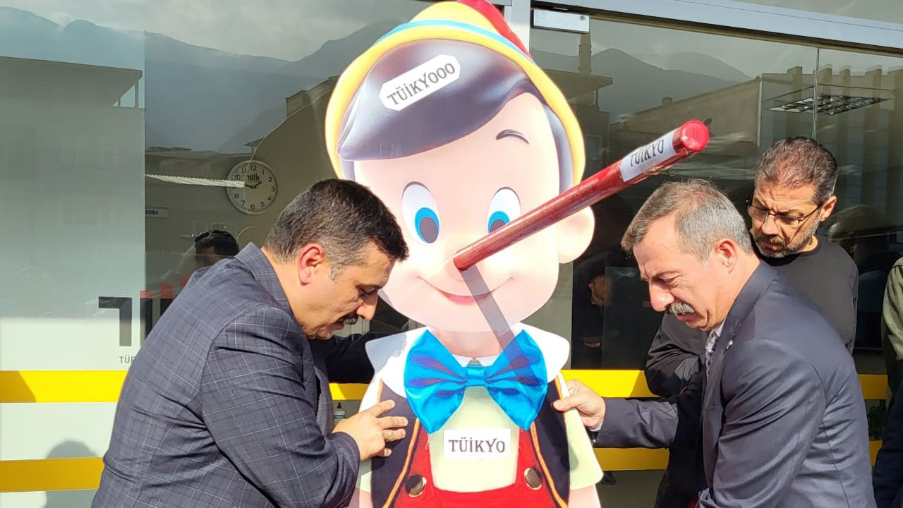 İYİ Partililer TÜİK'in kapısına Pinokyo bıraktı!