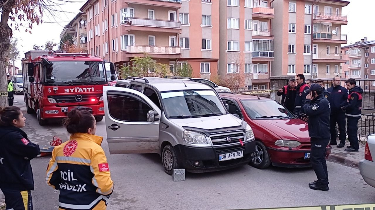 Sivas'ta akılalmaz kaza! İki otomobilin arasına sıkışarak hayatını kaybetti