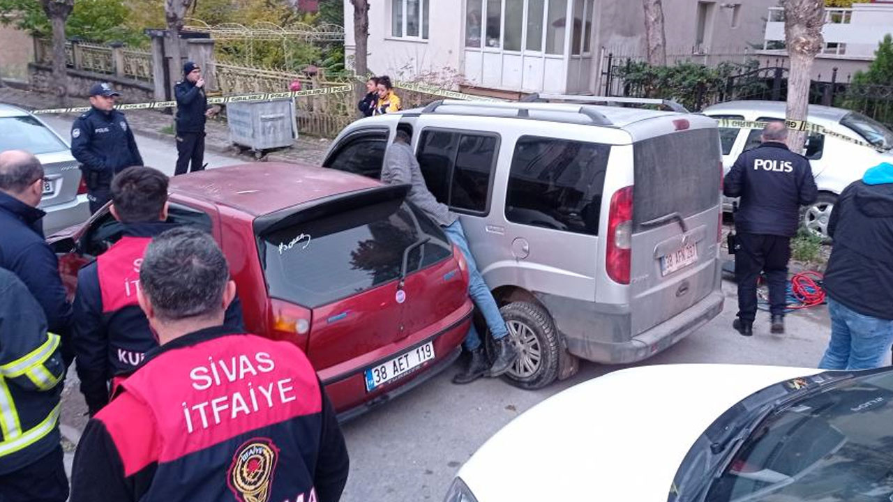 Sivas'ta akılalmaz kaza! İki otomobilin arasına sıkışarak hayatını kaybetti