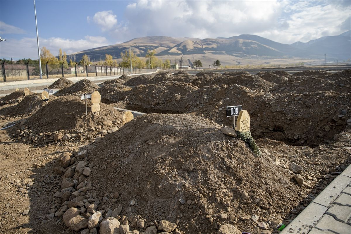 Erzurum'da ürküten görüntü! 920 mezar yeri açıldı