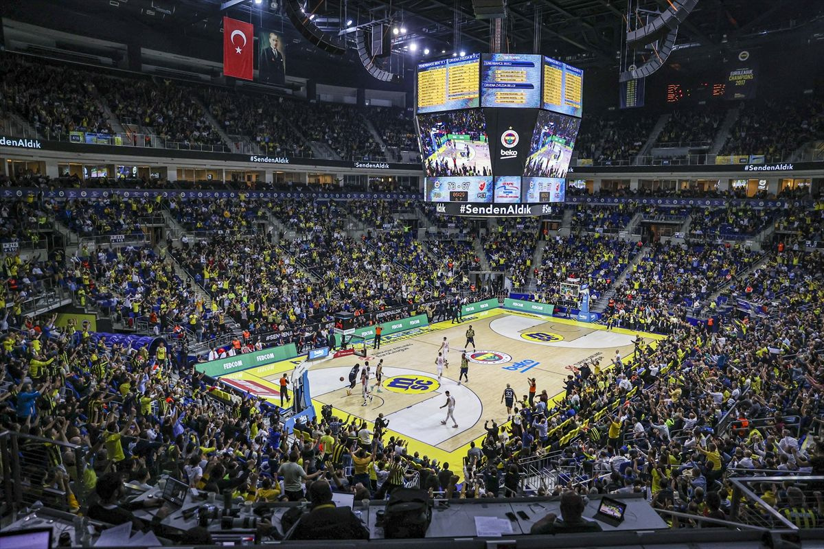 Fenerbahçe Beko Kızılyıldız maçına Arda Güler ve tribündeki kadın taraftar damga vurdu!