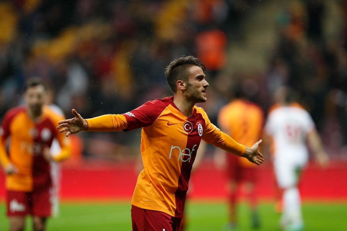 Galatasaray'ın yıldızı açtı ağzını yumdu gözünü: "Dönerci bile benden daha çok kazanıyor"