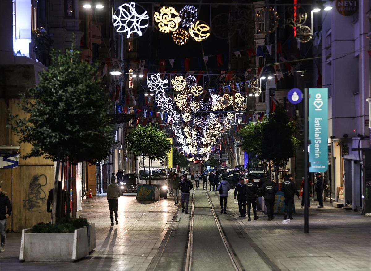 Bombanın patladığı İstiklal Caddesi yeniden yaya trafiğine açıldı! Bankların hepsi söküldü