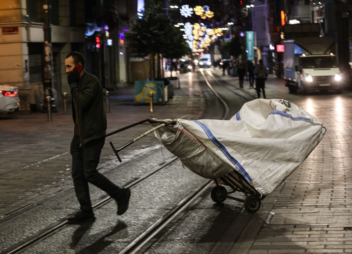 Bombanın patladığı İstiklal Caddesi yeniden yaya trafiğine açıldı! Bankların hepsi söküldü