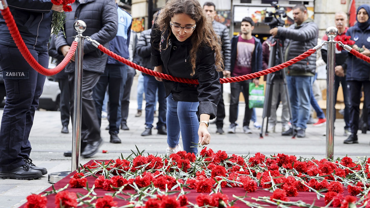 İstiklal Caddesi'nde hayatını kaybedenler anısına karanfil bıraktılar