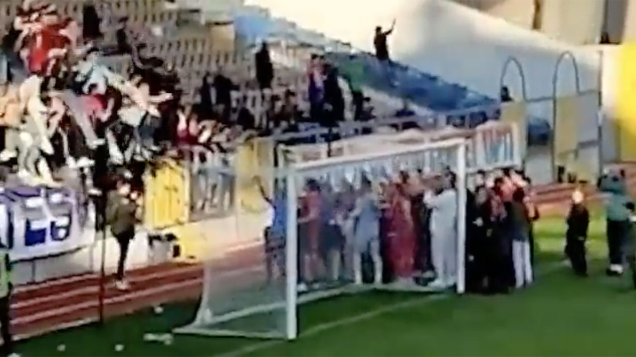 Tam futbolcuları alkışlarken oldu! Karabük'te seyirciler file kopunca sahaya çakıldı o anlar