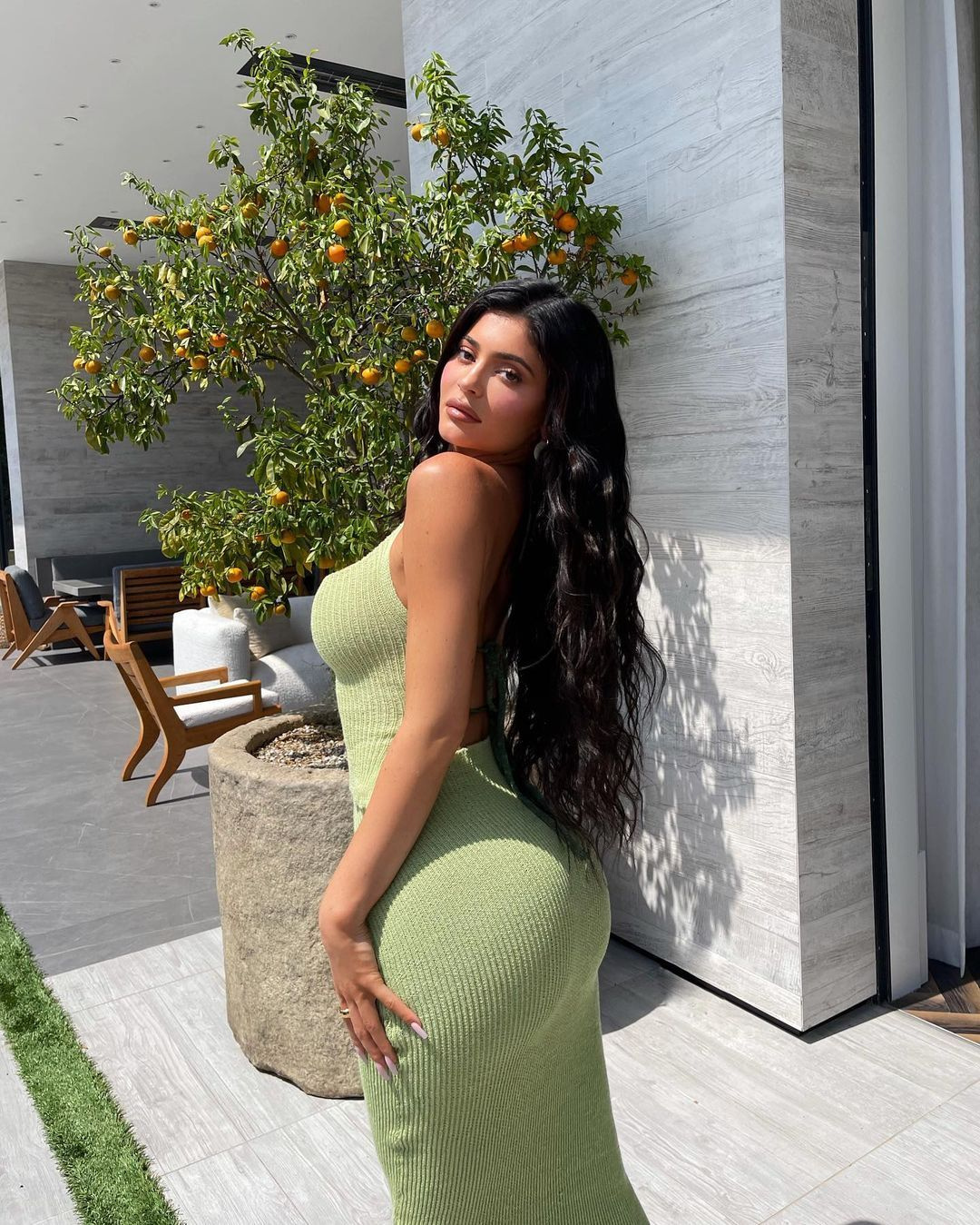 Kylie Jenner siyah iç çamaşırıyla yatağa uzanıp poz verdi olay oldu