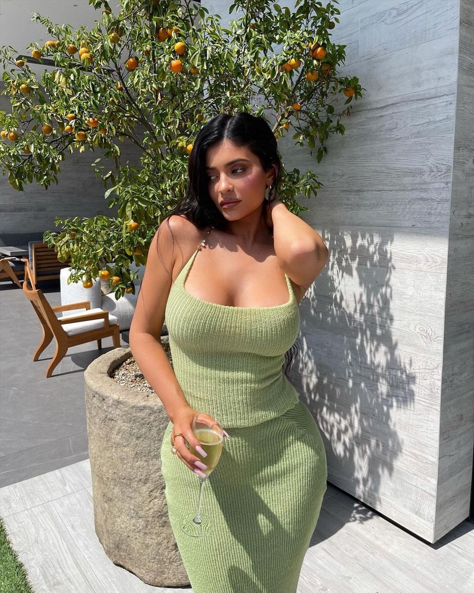 Kylie Jenner siyah iç çamaşırıyla yatağa uzanıp poz verdi olay oldu