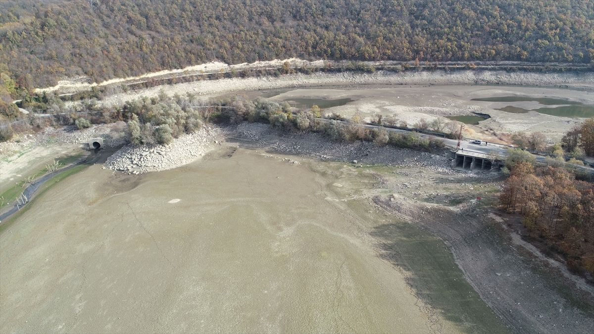İstanbul'a su sağlayan iki barajdaki seviye düştü! Alarm veriyor kum adacıkları oluştu