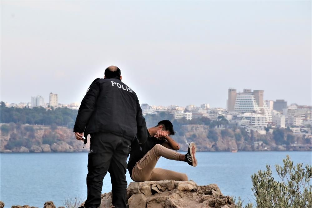 Antalya’da 40 metre yükseklikte intihar girişimi: O anları film izler gibi izlediler!