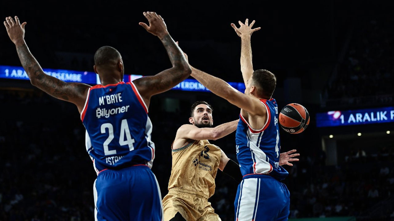 Anadolu Efes, EuroLeague'de konuk ettiği Barcelona'yı mağlup etti