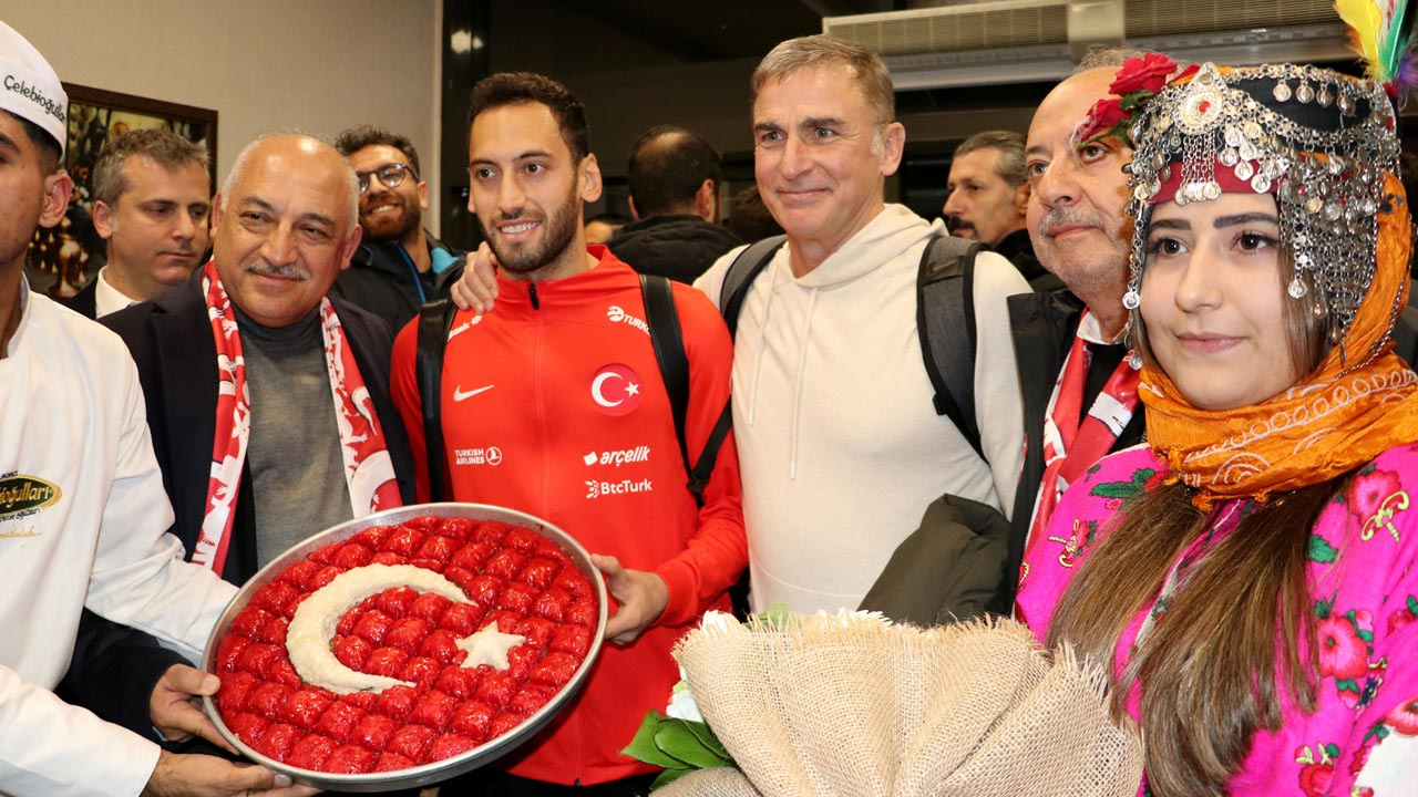 A Milli Takım Çekya maçı için Gaziantep'te! Davul, zurna ve baklavalarla karşıladılar!