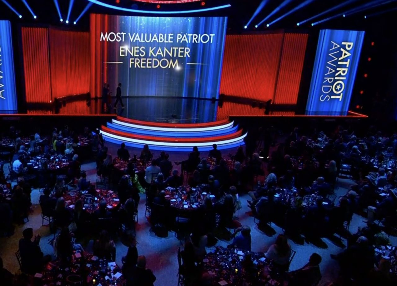 FOX Tv, FETÖ'cü Enes Kanter'e 'En Değerli Vatansever' ödülü verdi
