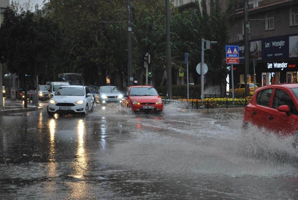 İzmir'de şaşkına çeviren görüntüler! 79 gün sonra yağdı böyle oldu