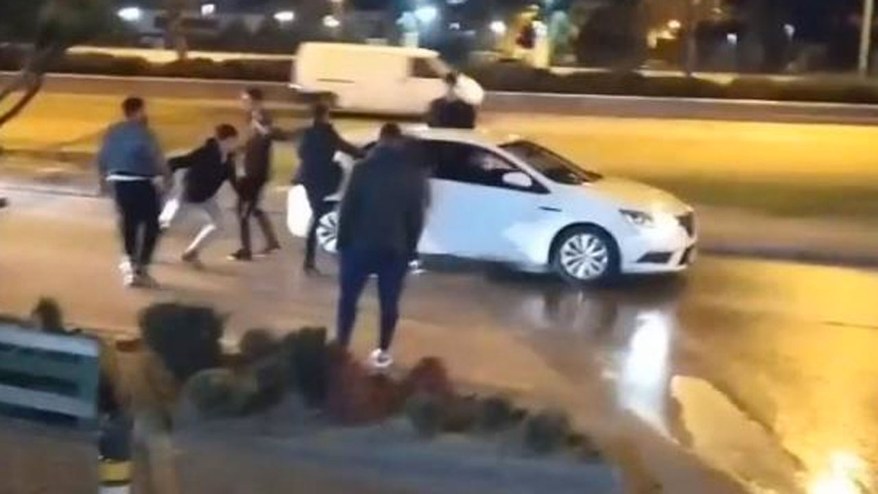 Bursa'da makas atan sürücünün otomobilini tekmelediler