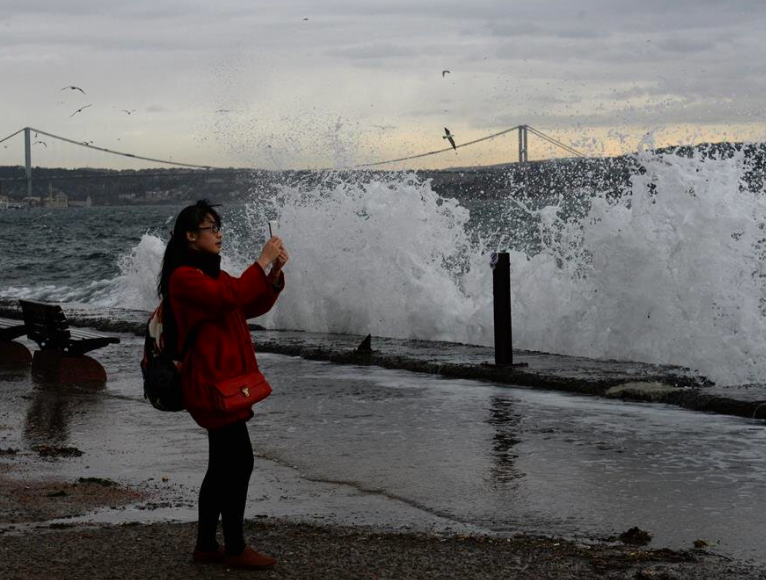 Meteoroloji öğleden sonra dedi saat verdi! İstanbul'da lodos ve fırtınaya dikkat