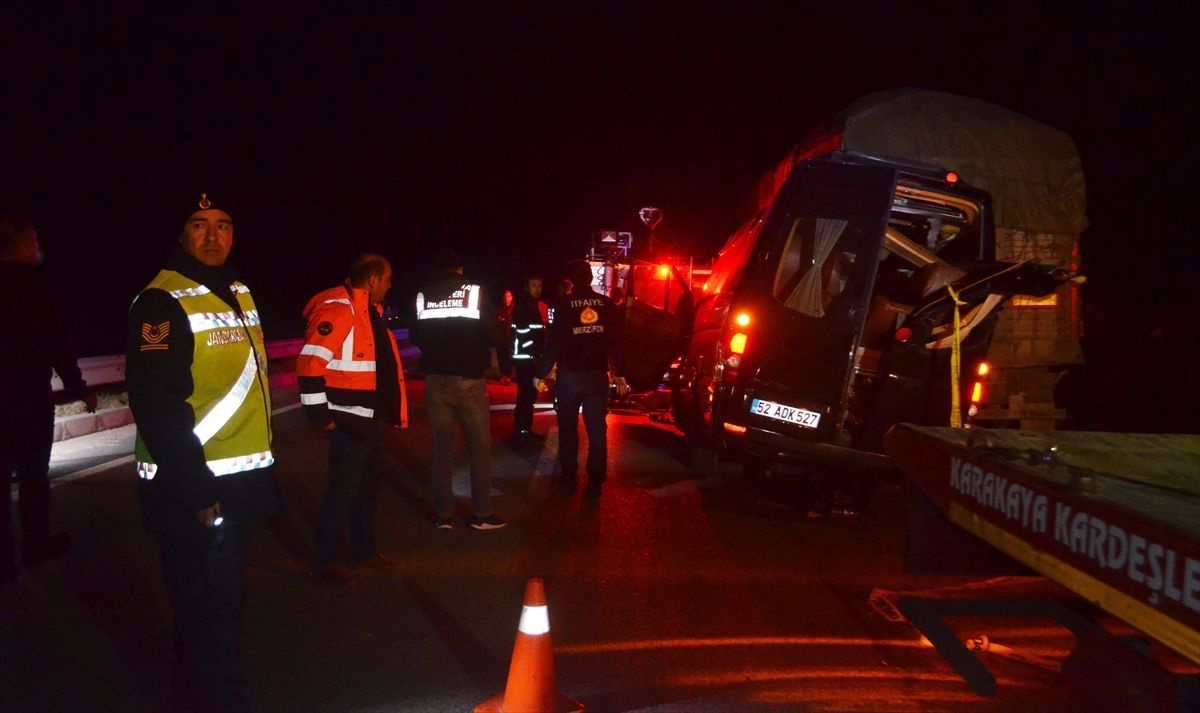 Tiyatro oyuncularını taşıyan minibüs TIR'a çarptı! 3 kişi öldü 8 yaralı var