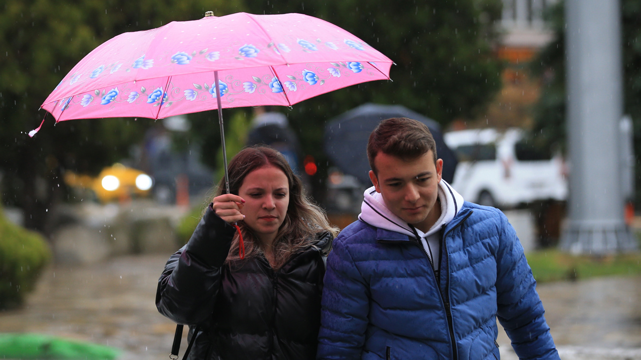 İstanbul karardı Çanakkale'de okullar tatil meteoroloji Muğla, Bursa, Balıkesir dahil 17 ili uyardı