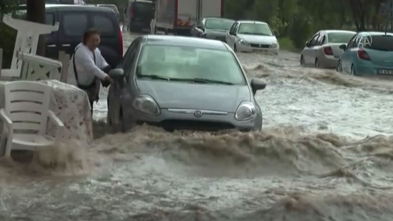 İzmir'i sağanak vurdu! Görüntüler inanılmaz vatandaşlar kamyonla taşındı