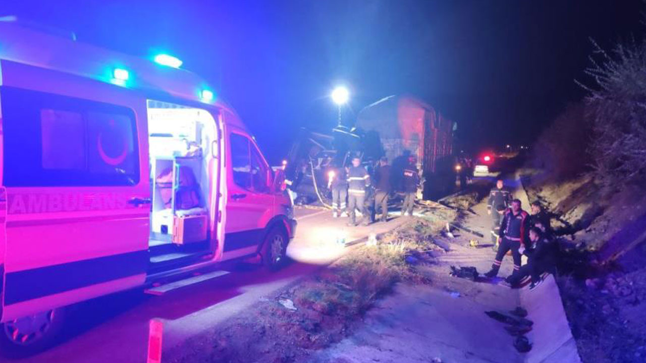 Amasya’da feci kaza! Tiyatro oyuncularını taşıyan minibüs tıra çarptı: Ölüler ve yaralılar var!