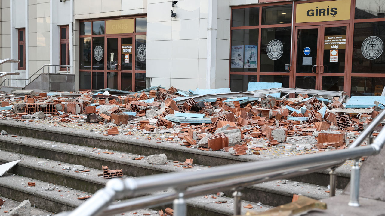 Düzce depremi sonrası adliye binasının haline bakın! Tuğlalar döküldü büyük hasar var