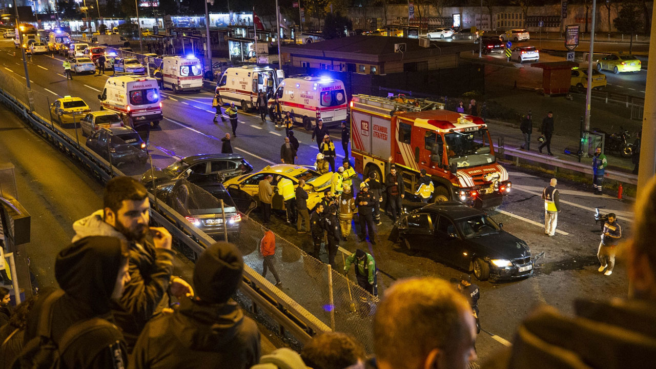 İstanbul'da zincirleme kaza! 12 araç birbirine girdi ortalık savaş alanına döndü: Çok sayıda yaralı var!