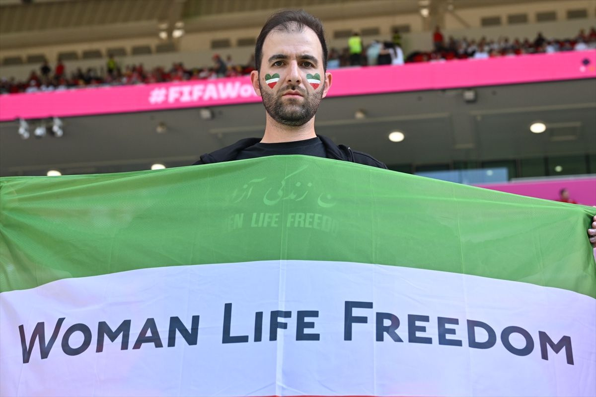 Katar'da Mahsa Emini protestosu! İranlı taraftar gözyaşlarına boğuldu! Dünya Kupası'na damga vuran anlar...