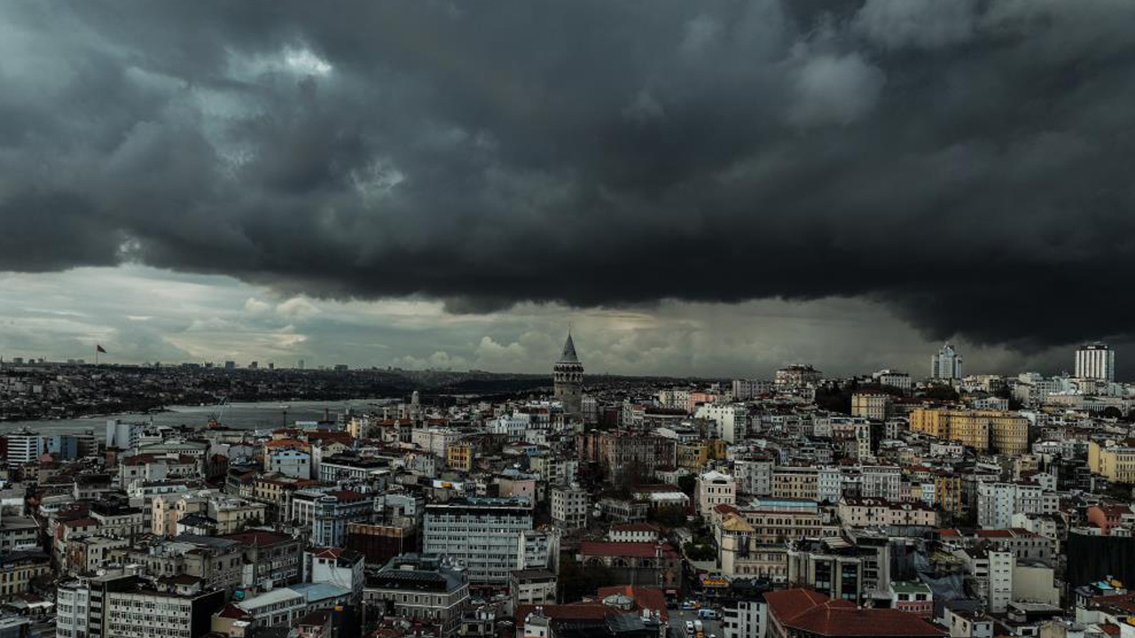 Çok fena geliyor! İstanbul’un üzerini yağmur bulutları kapladı
