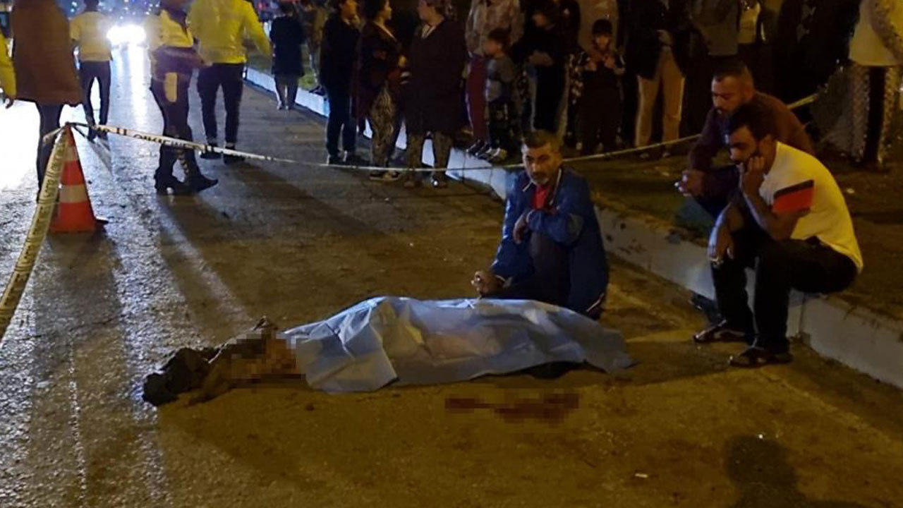 Adana'da yürek burkan olay! Kazada ölen ağabeyinin elini bırakmadı, gözyaşı döktü