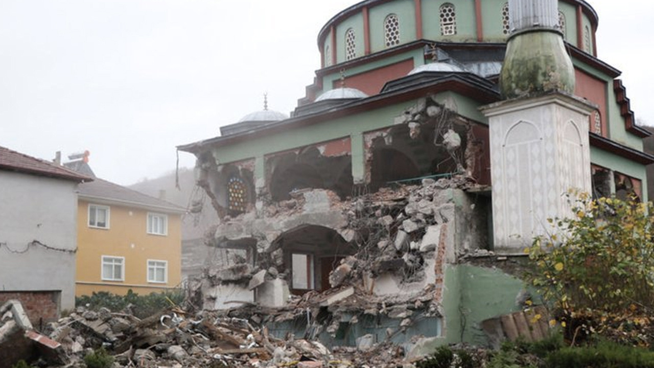 Düzce depreminde büyük hasar almıştı! Tarihi camii yıkılıyor
