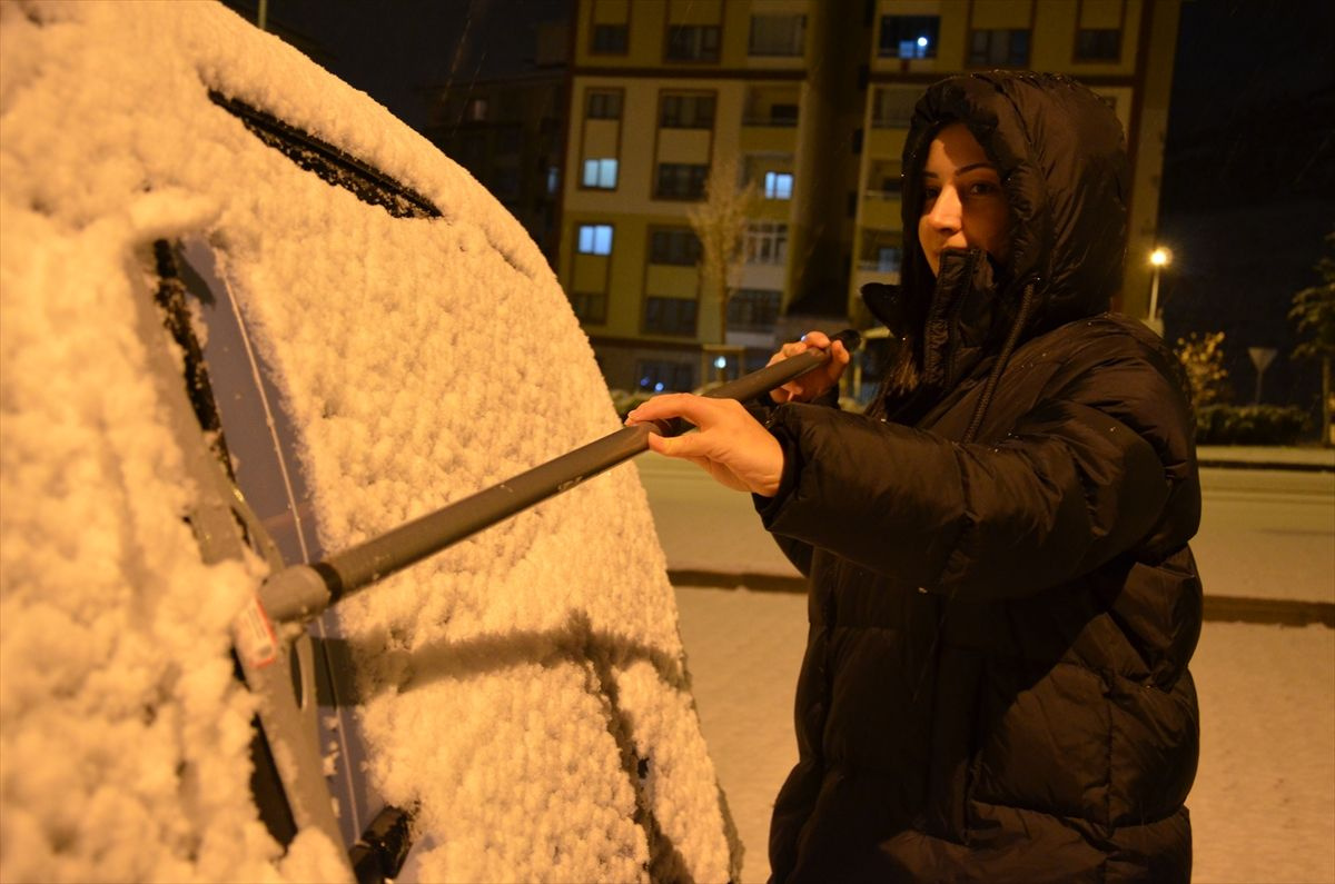 Erzurum beyaza büründü! Gece yarısı vatandaş karın tadını çıkardı