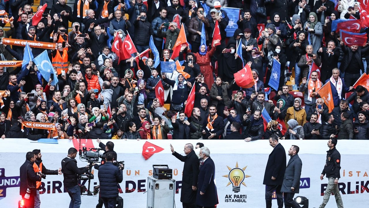 AK Parti İstanbul mitingine damga vurdu: Cumhurbaşkanı Erdoğan için dev koreografi!